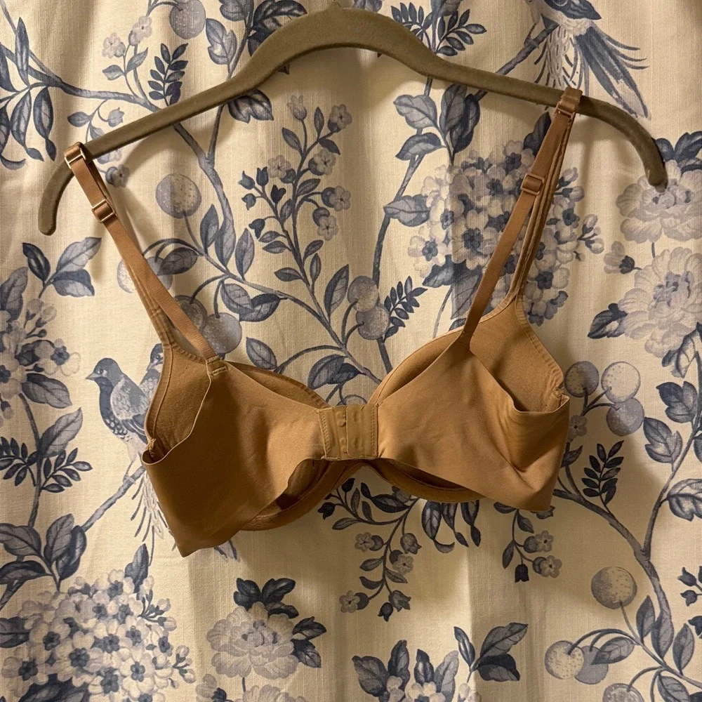 SKIMS Smooth Molded T-Shirt Bra in Tan Brown - Picture 3 of 3